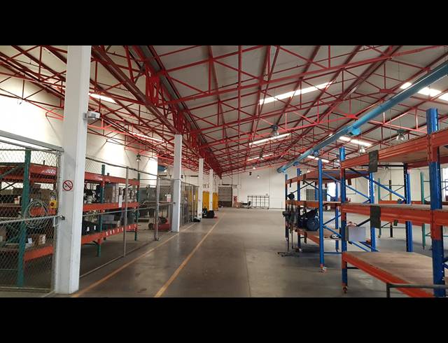 2,476M² FACTORY TO LET IN TRIANGLE FARM